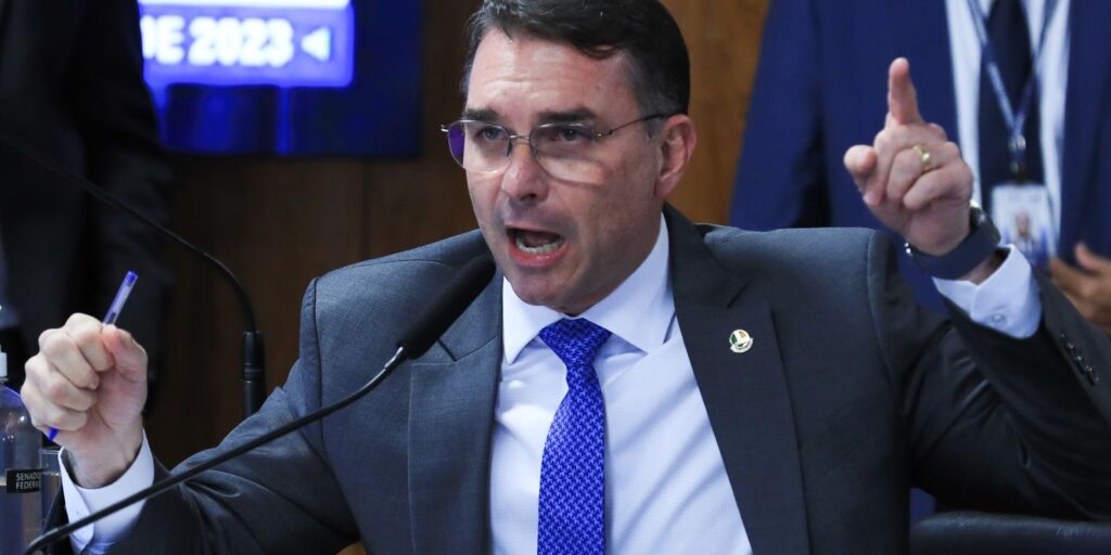 Em dia de operação contra Jair Bolsonaro, Flávio desembarca na Europa