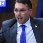 Em dia de operação contra Jair Bolsonaro, Flávio desembarca na Europa